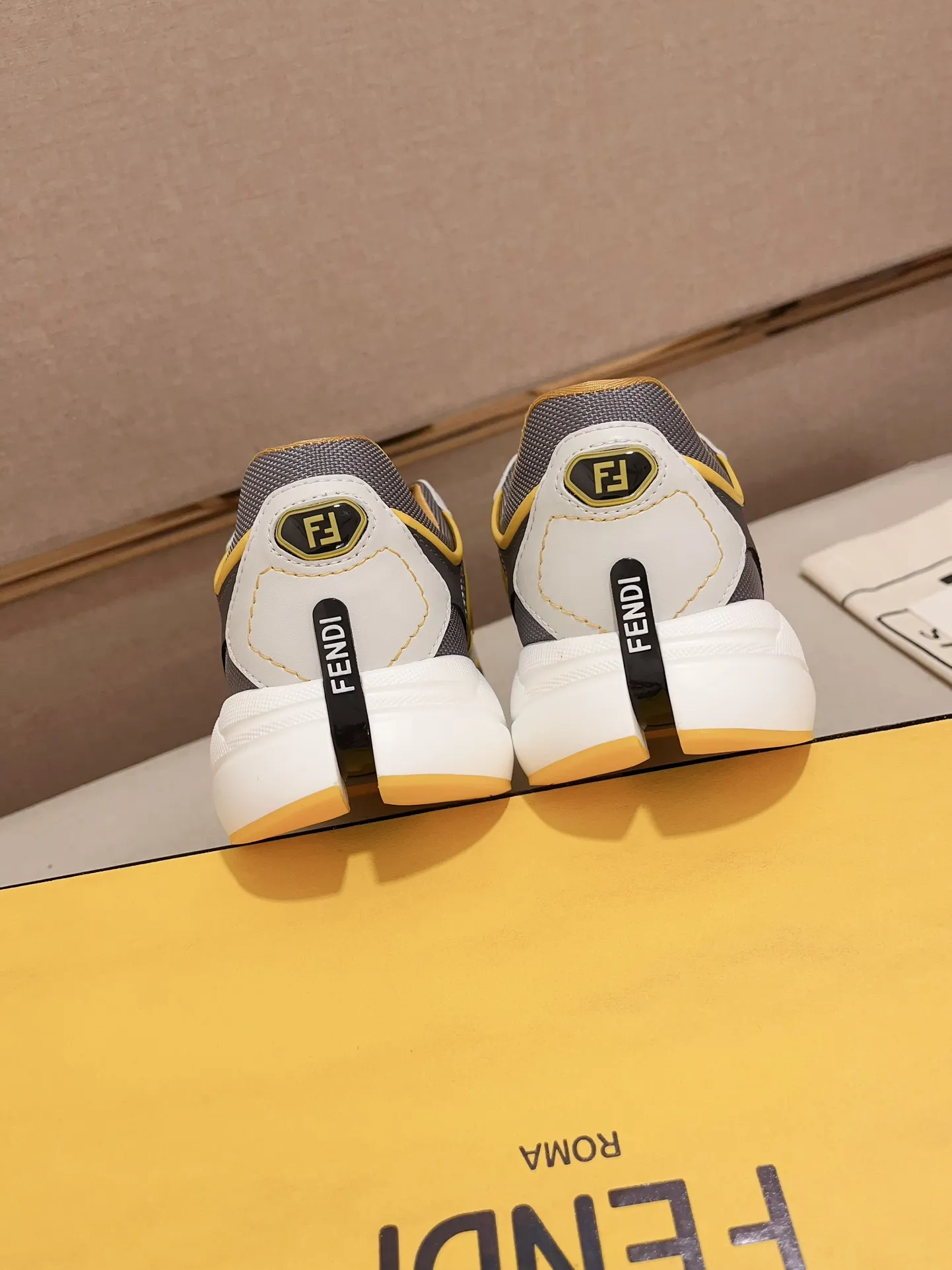 Men's shoes💰: 760💰(Higher version) [Fendi] Fendi's latest casual shoes for men! Available at counters simultaneously! A one-to-one replica of the original. Made entirely of imported top-grain calfskin, the interior is made of top-grain water-dyed cowhide, and the original factory-supplied rubber outsole. Leading new fashion concepts. Matching code: 39-44. 38.45 can be customized and cannot be returned or exchanged!